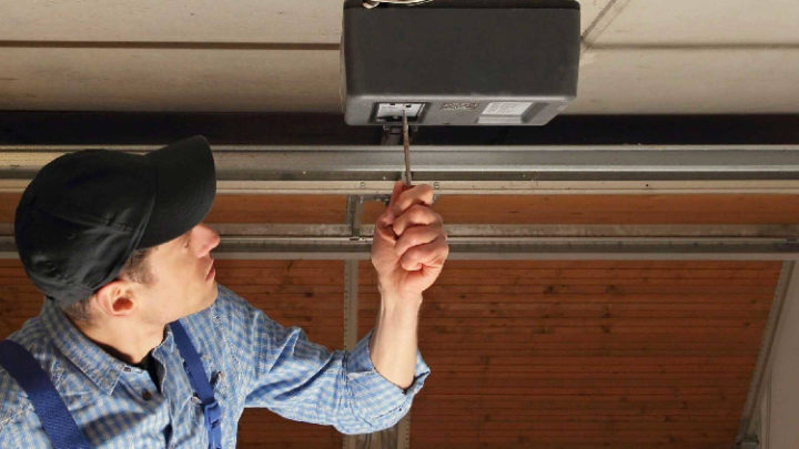 The Essential Guide to Performing Basic Garage Door Repairs