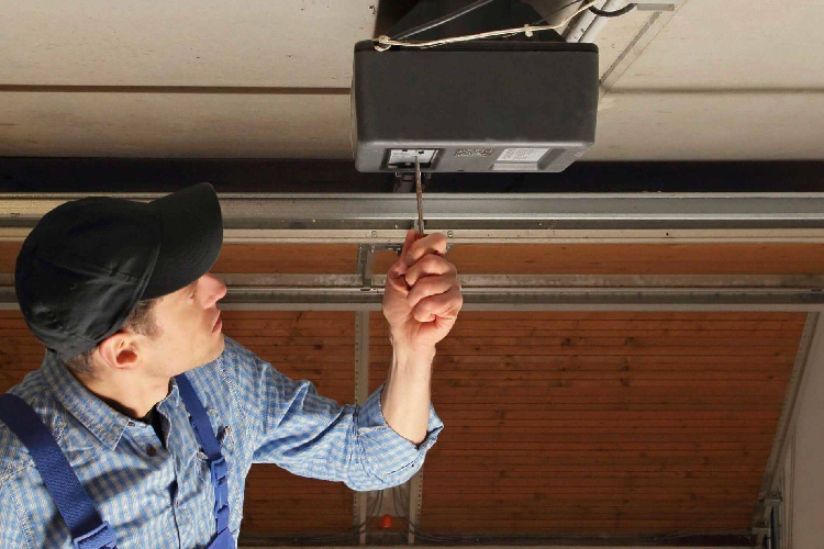 The Essential Guide to Performing Basic Garage Door Repairs